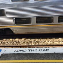 ｢ＭＩＮＤ ＴＨＥ ＧＡＰ｣～英国式の足元注意案内！