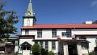 とんがり屋根が目をひく建物