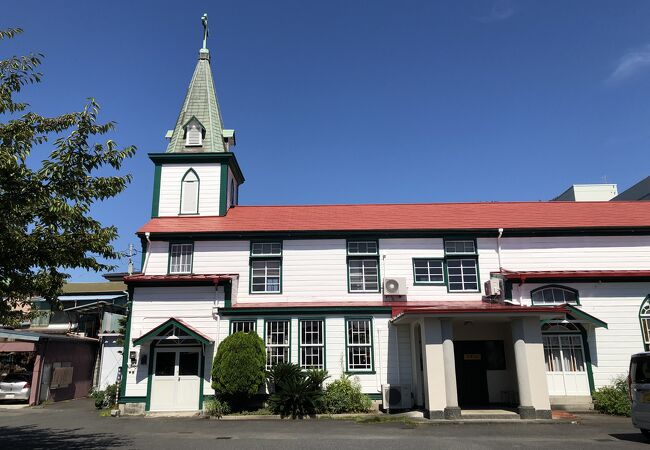 とんがり屋根が目をひく建物