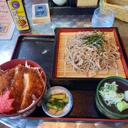 名物のソースかつ丼と蕎麦のセットを注文しました