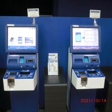 ＱＲコードをかざして二人分の搭乗券を入手