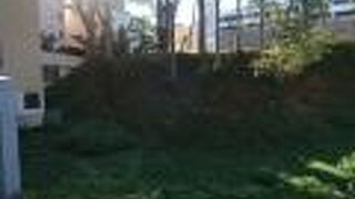 街中に残る土塁跡