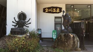 渓流沿いの大露天風呂