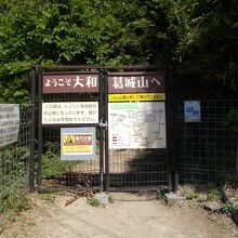 登山口の扉