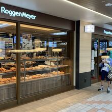 お子様…待ちきれずに お店を出たらすぐにパクリ