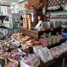 店内のお土産コーナー。懐かしい雰囲気です。