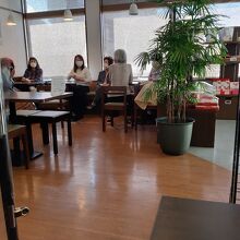 店内席はこんな感じ。