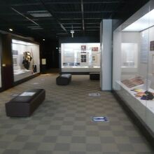 伝統芸能情報館の内部の展示場の様子です。広いスペースです。
