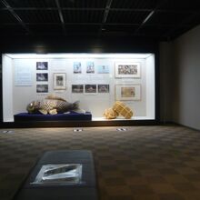 伝統芸能情報館の展示物の写真です。展示は、解り易いです。