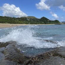 干潮時間前後でも波を被るとハートが見えなくなります。