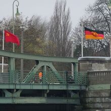 映画のロケで使用されたグリーニッカー橋にソ連と東独の国旗が