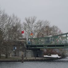 映画のロケで使用されたグリーニッカー橋には監視塔も左手に