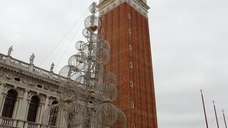 赤い屋根のベネチアの景色を一望。早い時間は空いている