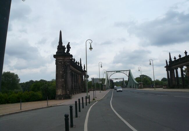 ポツダムとベルリンの境にあるグリーニッカー橋は東西冷戦の象徴、米・ソ連スパイの交換が行われた。
