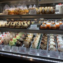 ケーキの種類豊富！どれも美味しいぞ