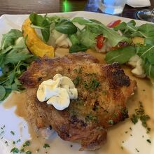 地養鶏のグリル、中はしっとり皮パリパリ！２１００円なり