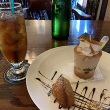 プラス７８０円でケーキセットつけました。サバラン美味