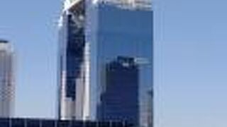 ツインタワーと空中庭園、ホテル、シネマ館、美術館、昭和レトロな飲食店街等がある複合施設でした