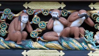 【三猿】猿たちが人間の一生になぞらえて彫り込まれています