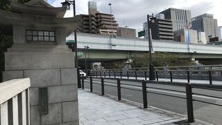 擬宝珠や櫓屋敷を模した石の橋柱