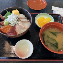 ランチ海鮮丼１１００円