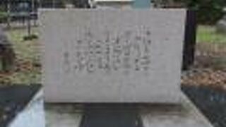 【かなりや供養碑】弁天島に渡る手前にある碑です