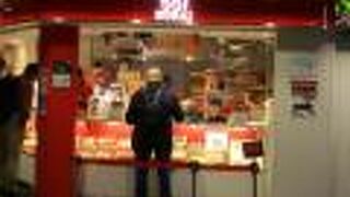 空港に５５１のお店があります