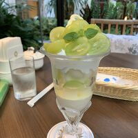 中庭にあるカフェバーでマスカットパフェいただきました