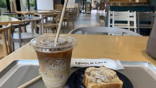 インテリア店と併設されたオシャレなカフェ、テラス席でワンコも一緒にカフェタイムできますよ