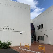 建物は古いです