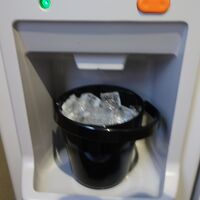 製氷機の氷は入れ物が常備されてて部屋に持ち帰れる