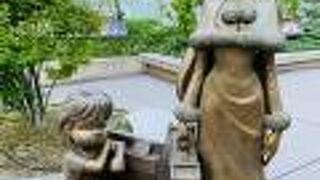 キャラクター たちが　お出迎え