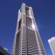 天高くそびえる横浜ランドマークタワーは圧巻