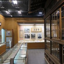 館内右手は、徳富蘇峰居宅「山王草堂」2階部分の一部