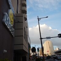 すぐ先が泊港の大通りに面したホテル