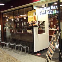 駅地下でちょっと飲めるのが嬉しいです