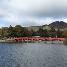 赤城神社の啄木鳥橋遠景