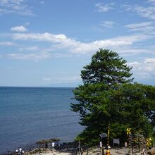 義経岩が正面にあります