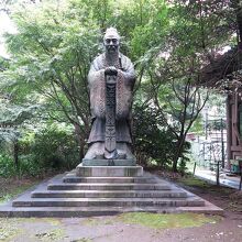 台北ライオンズクラブから寄贈された世界最大の「孔子銅像」