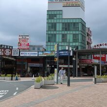熱海駅から見て右側が「平和通り商店街」です