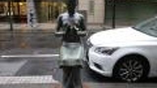 花椿通りにある少女の像