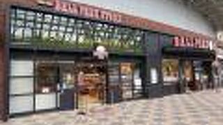 プロ野球12球団のグッズが売られています