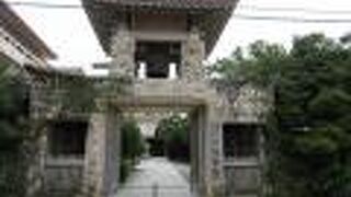 首里高校前にあります