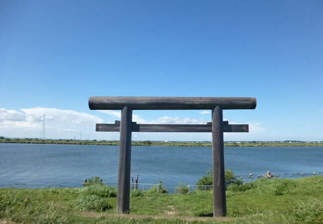 利根川沿いに建つ大きな鳥居です