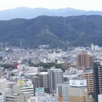 松山城公園から東横インをのぞむ