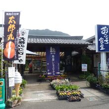 駐車場から少し奥待ったところにある