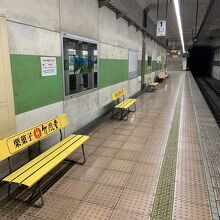 昭和の地下鉄の駅という雰囲気。正式には地下鉄ではないですが。