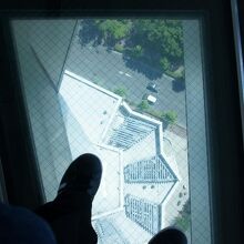 タワーの定番、透明な床