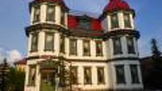 赤と緑が生える洋館