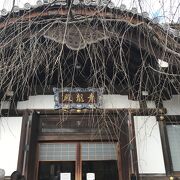 柔道剣道の平安道場が移築された将軍塚青龍殿 。
